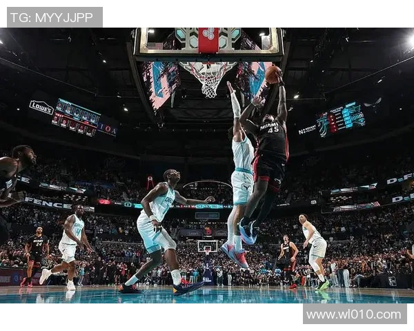 2016年NBA季后赛黄蜂与热火第三场激战回顾与精彩瞬间分析